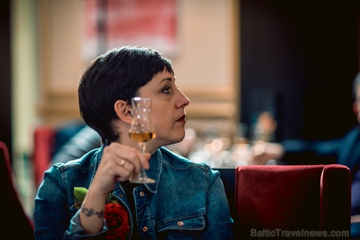 Latvijas slavenības kopā ar viskija ekspertu bauda dzērienus jaunās viesnīcas «Grand Hotel Kempinski» bārā Latvijas slavenības kopā ar viskija ekspertu bauda dzērienus jaunās viesnīcas «Grand Hotel Kempinski» bārā 210402