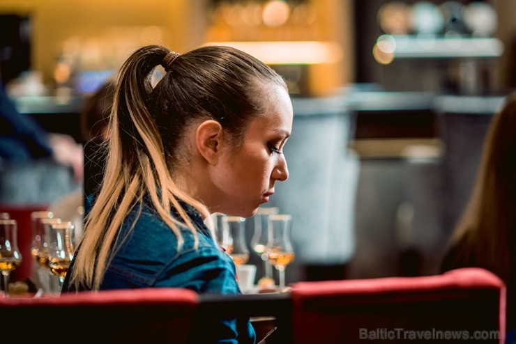 Latvijas slavenības kopā ar viskija ekspertu bauda dzērienus jaunās viesnīcas «Grand Hotel Kempinski» bārā Latvijas slavenības kopā ar viskija ekspertu bauda dzērienus jaunās viesnīcas «Grand Hotel Kempinski» bārā 210403