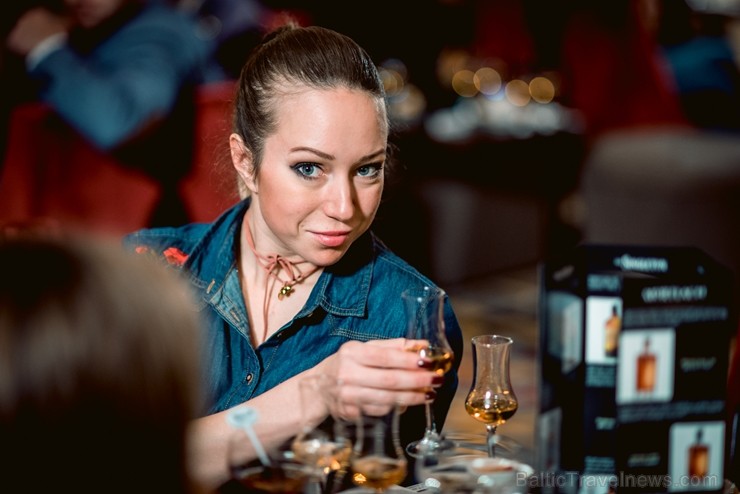 Latvijas slavenības kopā ar viskija ekspertu bauda dzērienus jaunās viesnīcas «Grand Hotel Kempinski» bārā Latvijas slavenības kopā ar viskija ekspertu bauda dzērienus jaunās viesnīcas «Grand Hotel Kempinski» bārā 210406