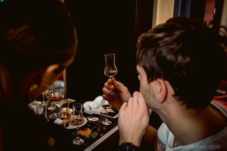 Latvijas slavenības kopā ar viskija ekspertu bauda dzērienus jaunās viesnīcas «Grand Hotel Kempinski» bārā Latvijas slavenības kopā ar viskija ekspertu bauda dzērienus jaunās viesnīcas «Grand Hotel Kempinski» bārā 210407