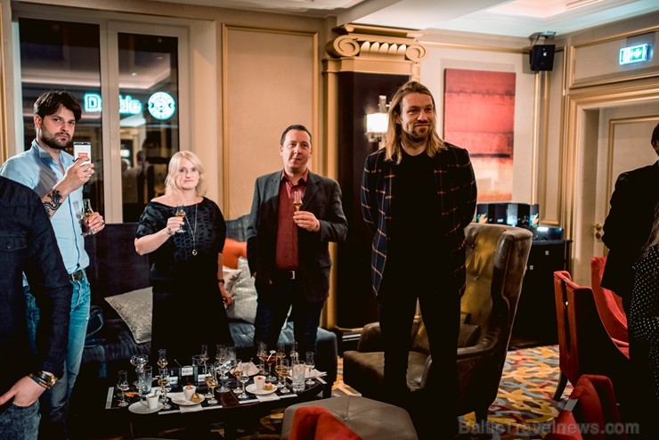 Latvijas slavenības kopā ar viskija ekspertu bauda dzērienus jaunās viesnīcas «Grand Hotel Kempinski» bārā Latvijas slavenības kopā ar viskija ekspertu bauda dzērienus jaunās viesnīcas «Grand Hotel Kempinski» bārā 210411