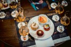 Latvijas slavenības kopā ar viskija ekspertu bauda dzērienus jaunās viesnīcas «Grand Hotel Kempinski» bārā
