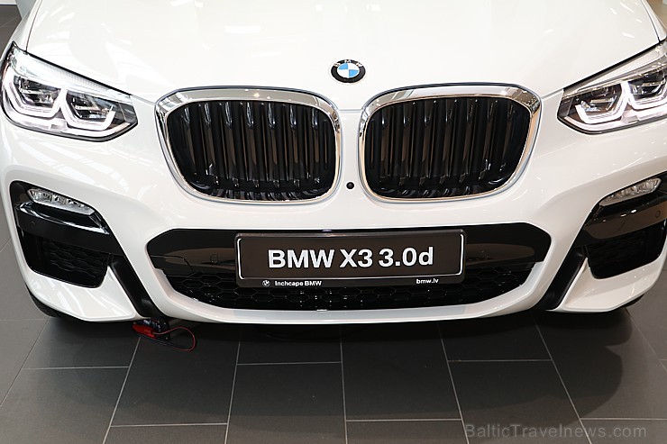 Inchcape Motors Latvia ar šokolādes konfektēm prezentē jauno krosoveru BMW X3 210981