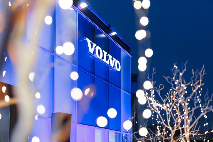 Svinīgā gaisotnē Rīgā atklāj atjaunoto un moderno Volvo autocentru 211162