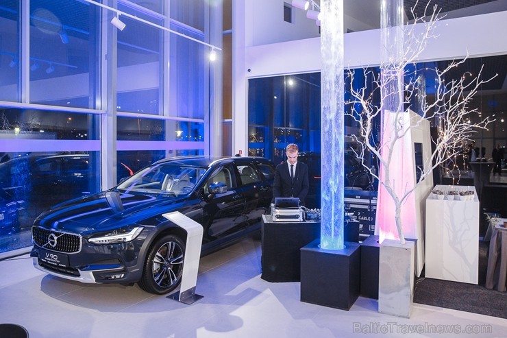 Svinīgā gaisotnē Rīgā atklāj atjaunoto un moderno Volvo autocentru 211172