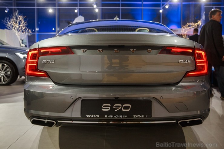 Svinīgā gaisotnē Rīgā atklāj atjaunoto un moderno Volvo autocentru 211174