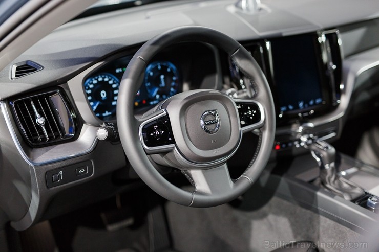Svinīgā gaisotnē Rīgā atklāj atjaunoto un moderno Volvo autocentru 211175