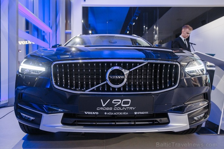Svinīgā gaisotnē Rīgā atklāj atjaunoto un moderno Volvo autocentru 211179