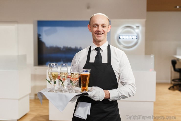 Svinīgā gaisotnē Rīgā atklāj atjaunoto un moderno Volvo autocentru 211187