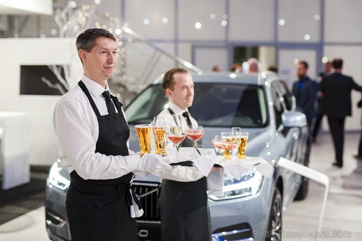 Svinīgā gaisotnē Rīgā atklāj atjaunoto un moderno Volvo autocentru 211188