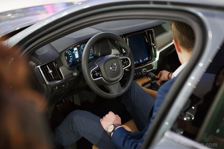 Svinīgā gaisotnē Rīgā atklāj atjaunoto un moderno Volvo autocentru 211191