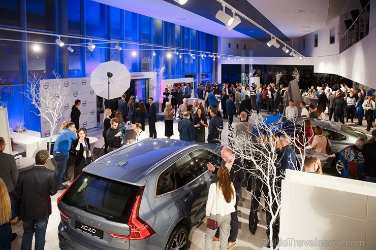 Svinīgā gaisotnē Rīgā atklāj atjaunoto un moderno Volvo autocentru 211197