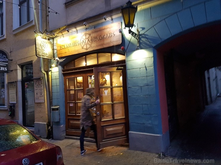 Travelnews brīvdienās apmeklē Vecrīgas latviskāko pagrabu -«Folkklubu Ala» un pieveic «Brīvdienu divsprīžu karbonādi» Travelnews brīvdienās apmeklē Vecrīgas latviskāko pagrabu -«Folkklubu Ala» un pieveic «Brīvdienu divsprīžu karbonādi» 211234