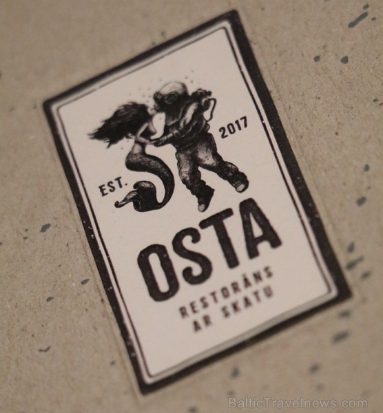 Daudzi rīdzinieki un viesi izbauda svētku salūtu uz restorāna «Osta» terases 211495