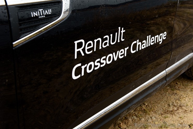 Renault krosoveri dodas Latvijas mežu ceļos. Foto: Gints Ivuškāns 211791