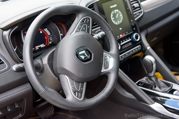 Renault krosoveri dodas Latvijas mežu ceļos. Foto: Gints Ivuškāns 211804