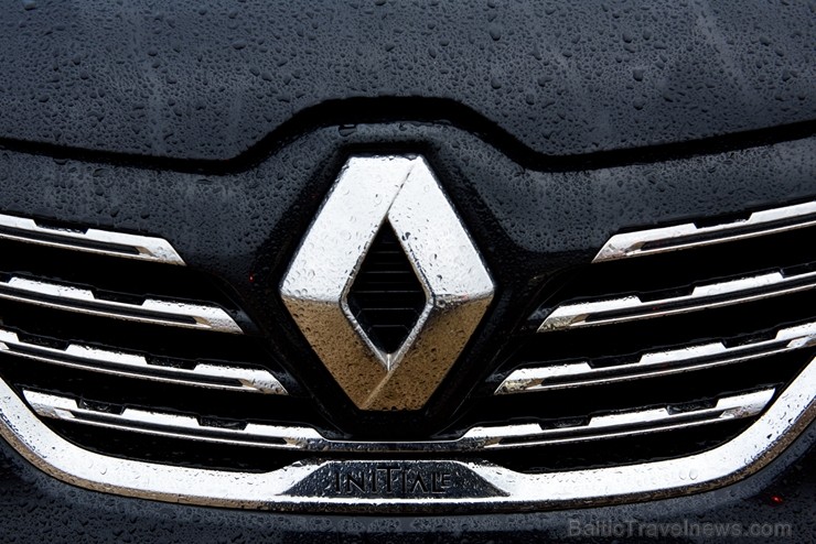 Renault krosoveri dodas Latvijas mežu ceļos. Foto: Gints Ivuškāns 211823