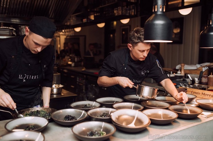 Gaumīgajā Rīgas «St Petrus Restaurant» tiek baudītas izsmalcinātas Johnnie Walker «Melnās vakariņas» Gaumīgajā Rīgas «St Petrus Restaurant» tiek baudītas izsmalcinātas Johnnie Walker «Melnās vakariņas» 212621