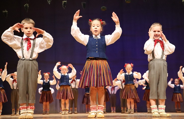 Ogres Kultūras centrā 16.12.2017 dejo jauniešu un bērnu studija Pīlādzītis un TDA Ogre 213167
