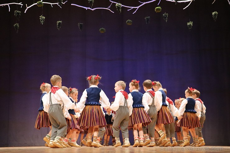 Ogres Kultūras centrā 16.12.2017 dejo jauniešu un bērnu studija Pīlādzītis un TDA Ogre 213168
