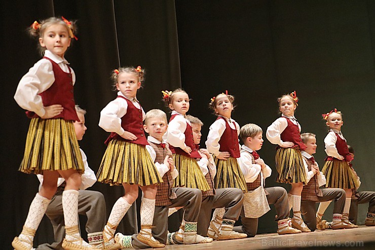 Ogres Kultūras centrā 16.12.2017 dejo jauniešu un bērnu studija Pīlādzītis un TDA Ogre 213169