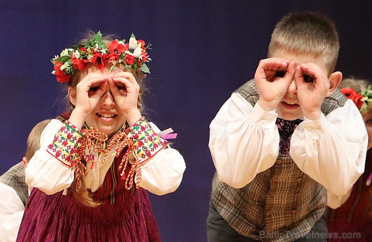 Ogres Kultūras centrā 16.12.2017 dejo jauniešu un bērnu studija Pīlādzītis un TDA Ogre 213192