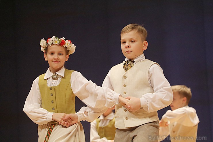 Ogres Kultūras centrā 16.12.2017 dejo jauniešu un bērnu studija Pīlādzītis un TDA Ogre 213225