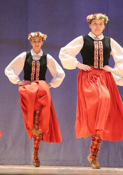 Ogres Kultūras centrā 16.12.2017 dejo jauniešu un bērnu studija Pīlādzītis un TDA Ogre 213227
