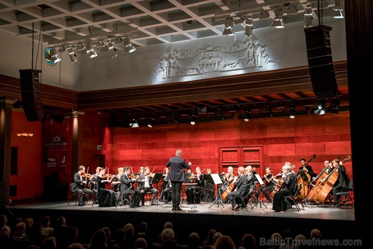 Ar trim krāšņiem koncertiem Dzintaru koncertzālē ieskandināts trešais Ziemassvētku festivāls 213478