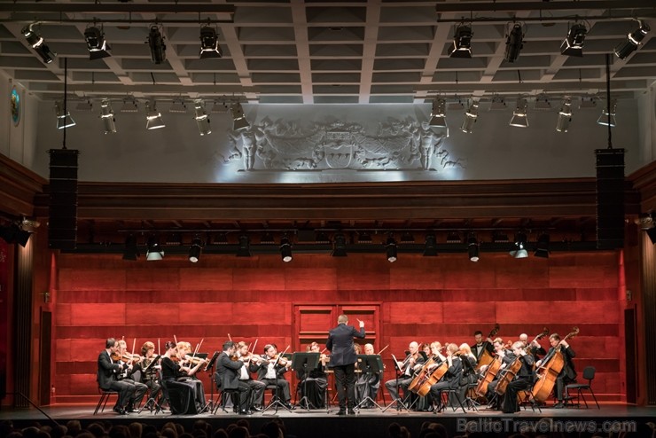 Ar trim krāšņiem koncertiem Dzintaru koncertzālē ieskandināts trešais Ziemassvētku festivāls 213482