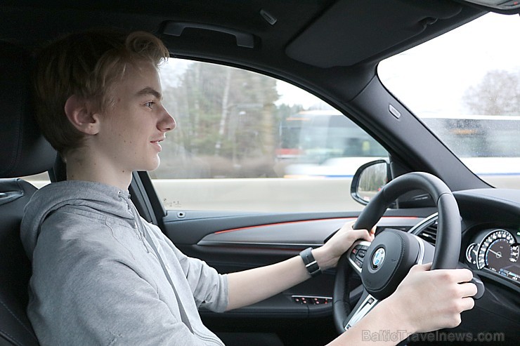 Travelnews.lv dodas pēc Ziemassvētku eglītes mežā ar jauno BMW X3 xDrive20d 213625