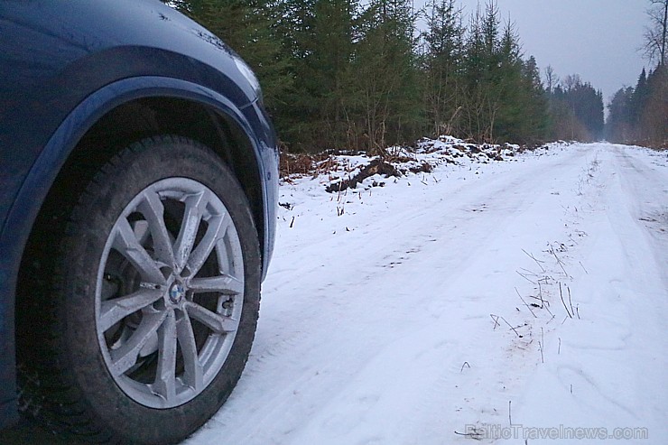 Travelnews.lv dodas pēc Ziemassvētku eglītes mežā ar jauno BMW X3 xDrive20d 213627