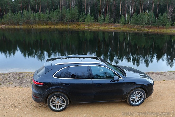 Travelnews.lv apceļo Pierīgu ar jauno un glauno apvidus vāģi Porsche Cayenne 214218