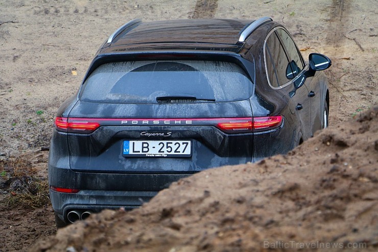 Travelnews.lv apceļo Pierīgu ar jauno un glauno apvidus vāģi Porsche Cayenne 214220