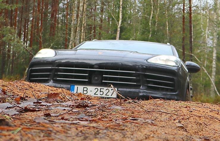 Travelnews.lv apceļo Pierīgu ar jauno un glauno apvidus vāģi Porsche Cayenne 214221