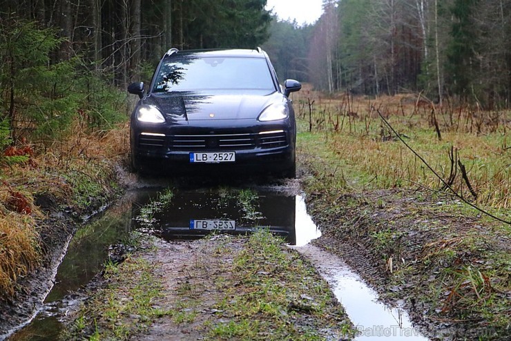 Travelnews.lv apceļo Pierīgu ar jauno un glauno apvidus vāģi Porsche Cayenne 214223