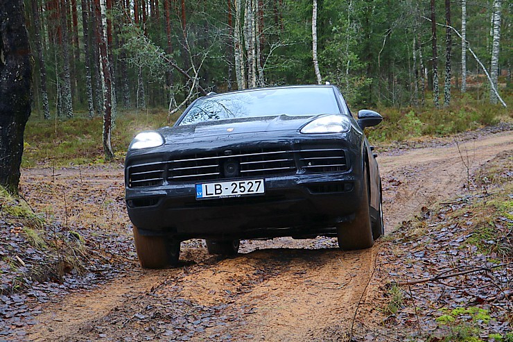 Travelnews.lv apceļo Pierīgu ar jauno un glauno apvidus vāģi Porsche Cayenne 214225