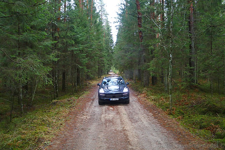 Travelnews.lv apceļo Pierīgu ar jauno un glauno apvidus vāģi Porsche Cayenne 214229