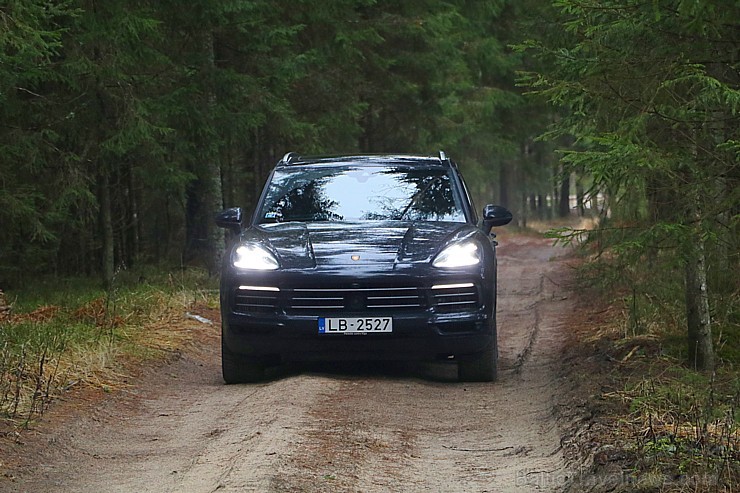 Travelnews.lv apceļo Pierīgu ar jauno un glauno apvidus vāģi Porsche Cayenne 214231