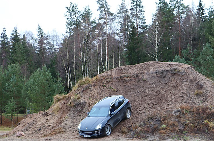 Travelnews.lv apceļo Pierīgu ar jauno un glauno apvidus vāģi Porsche Cayenne 214232