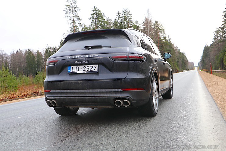 Travelnews.lv apceļo Pierīgu ar jauno un glauno apvidus vāģi Porsche Cayenne 214237