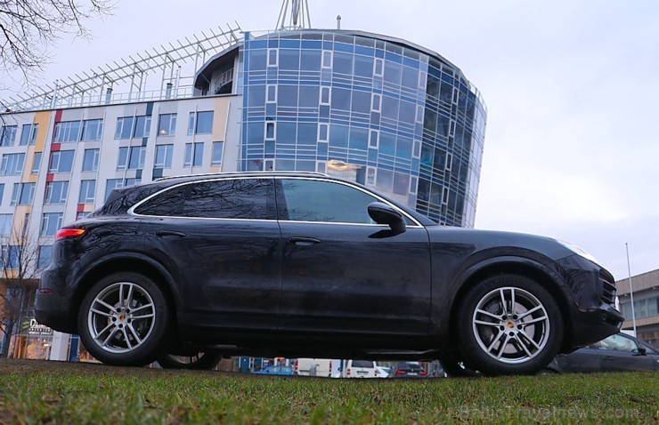 Travelnews.lv apceļo Pierīgu ar jauno un glauno apvidus vāģi Porsche Cayenne 214244