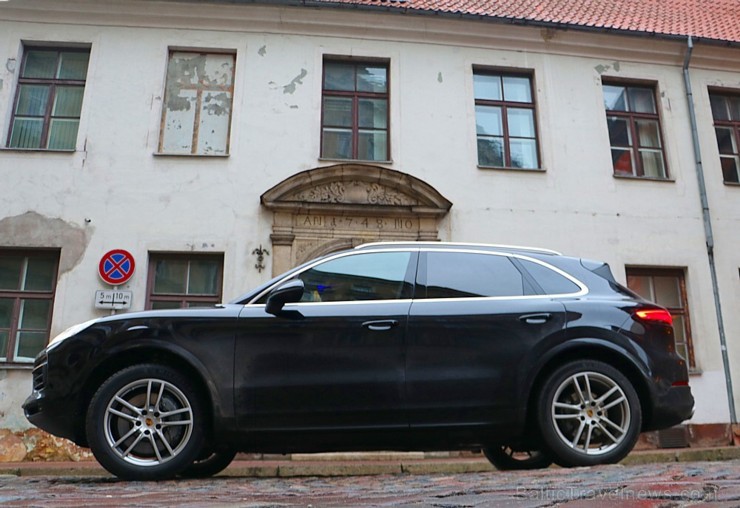 Travelnews.lv apceļo Pierīgu ar jauno un glauno apvidus vāģi Porsche Cayenne 214245