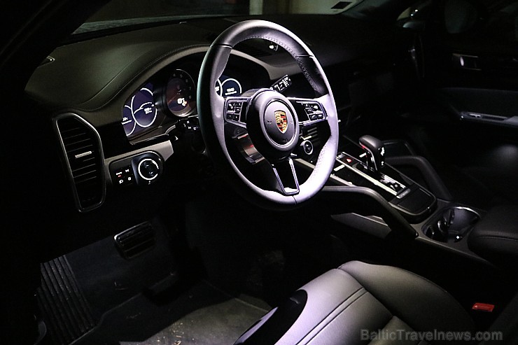 Travelnews.lv apceļo Pierīgu ar jauno un glauno apvidus vāģi Porsche Cayenne 214267