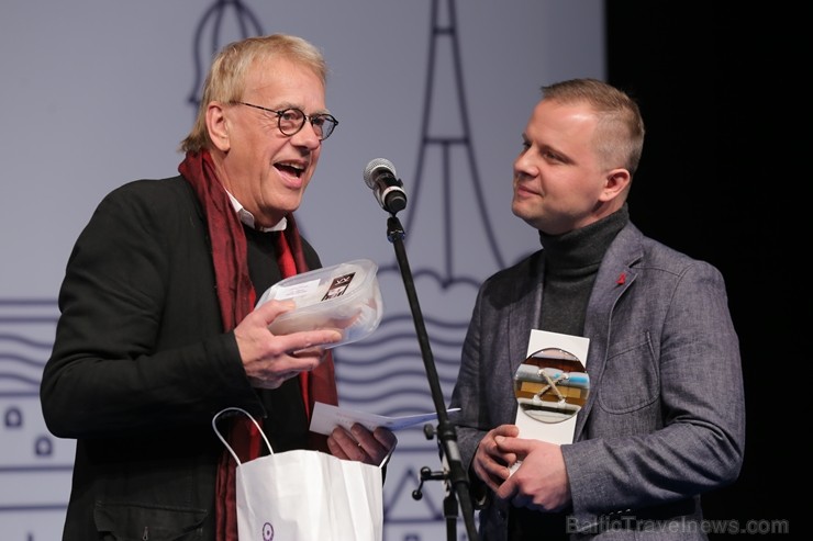 «Restorāna vadītājs 2017» - Valters Zirdziņš, Valtera restorāns saņem arī īpašu specbalvu no Mārtiņa Rītiņa - svaigas olas un solījumu pēc sīvākas kon «Restorāna vadītājs 2017» - Valters Zirdziņš, Valtera restorāns saņem arī īpašu specbalvu no Mārtiņa Rītiņa - svaigas olas un solījumu pēc sīvākas kon 215480