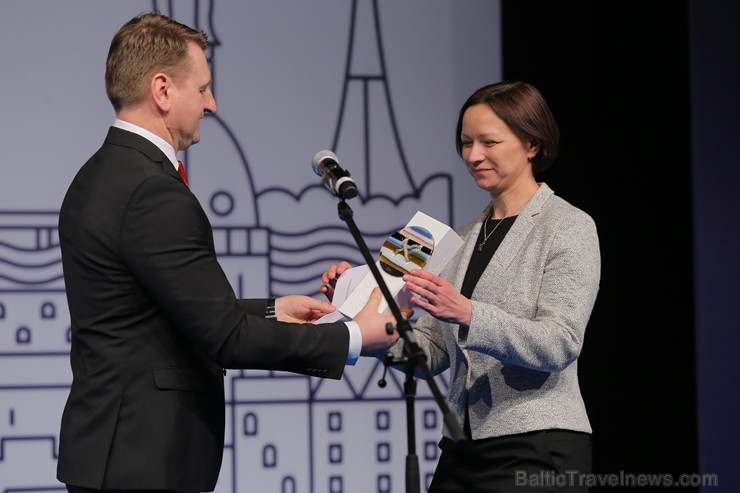 Balvu «Tūrisma informācijas centra vadītājs 2017» pasniedz LIAA tūrisma departamenta direktore Inese Šīrava Balvu «Tūrisma informācijas centra vadītājs 2017» pasniedz LIAA tūrisma departamenta direktore Inese Šīrava 215485