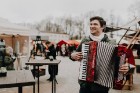 Valmiermuižā lustīgi atzīmē pavasara saulgriežus