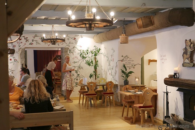 Travelnews.lv iepazīst Tallinas 5 zvaigžņu viesnīcas «Hotel St. Petersbourg» viesmīlību. Atbalsta: Hotel Schlössle Travelnews.lv iepazīst Tallinas 5 zvaigžņu viesnīcas «Hotel St. Petersbourg» viesmīlību. Atbalsta: Hotel Schlössle 221394