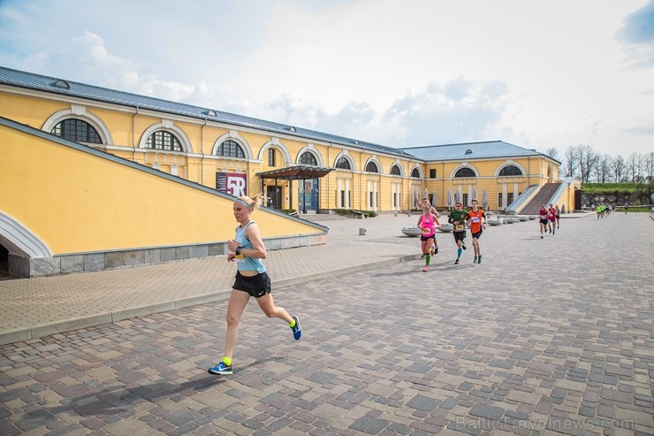 Daugavpilī ap trīs tūkstošiem cilvēku izskrien skriešanas seriāla pusmaratonā 221927