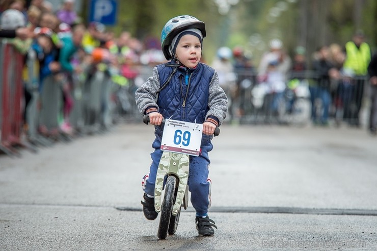 Svētku noskaņās Jūrmalā  aizvadīts Neatkarības dienas velobrauciens 222277